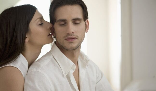 ľahké dotyky na vzrušenie muža